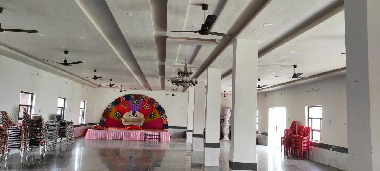 Hotel Yoran Inn & Restaurant By Wb Inn Sadabad Exterior photo
